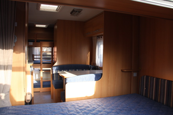Wohnwagen Mit Doppel Etagenbett : Wohnwagen mit doppel etagenbett: bürstner averso top 560 tk